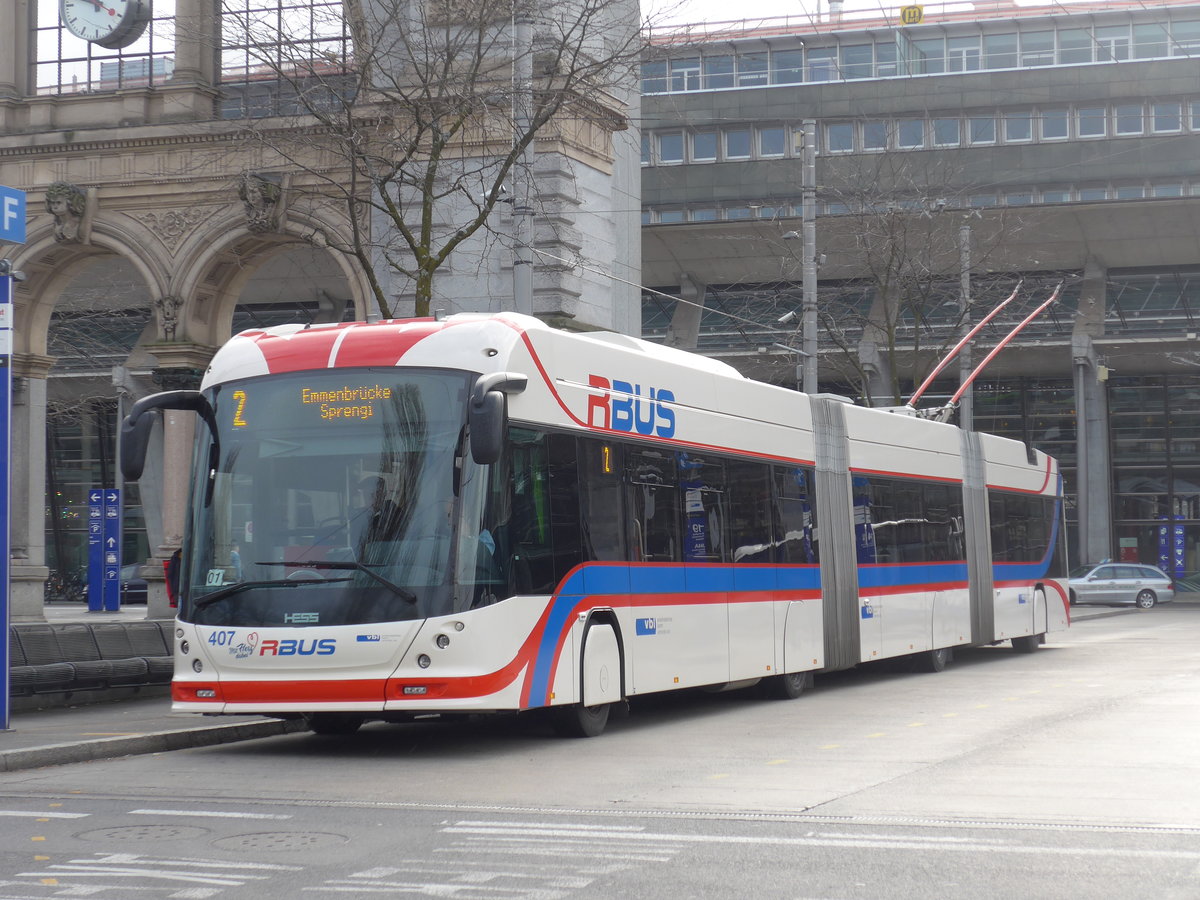 (199'831) - VBL Luzern - Nr. 407 - Hess/Hess Doppelgelenktrolleybus am 8. Dezember 2018 beim Bahnhof Luzern