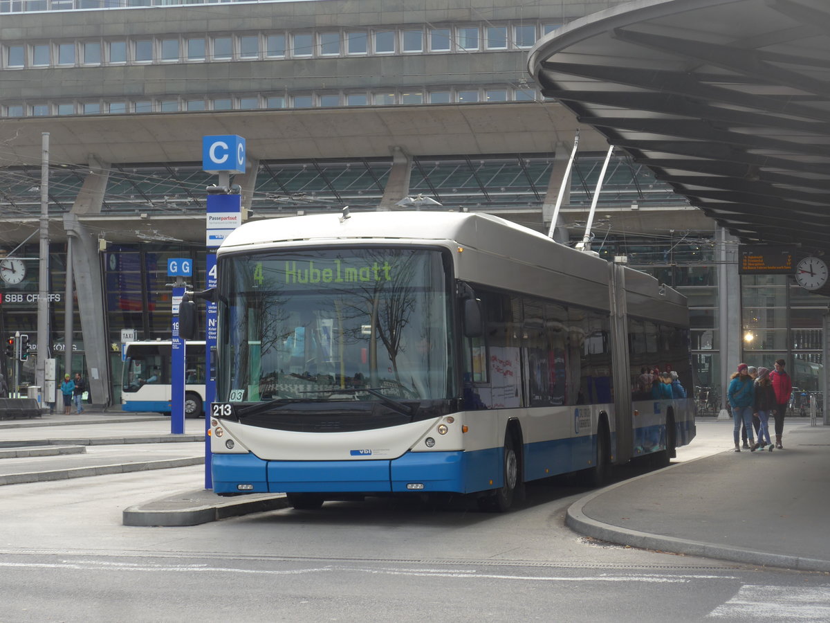 (199'832) - VBL Luzern - Nr. 213 - Hess/Hess Gelenktrolleybus am 8. Dezember 2018 beim Bahnhof Luzern