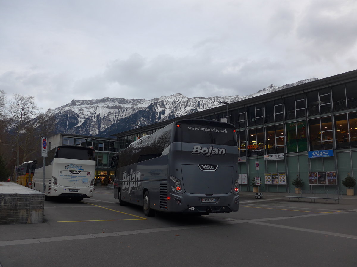 (199'872) - Bojan, Glattbrugg - ZH 915'923 - VDL am 8. Dezember 2018 beim Bahnhof Interlaken Ost