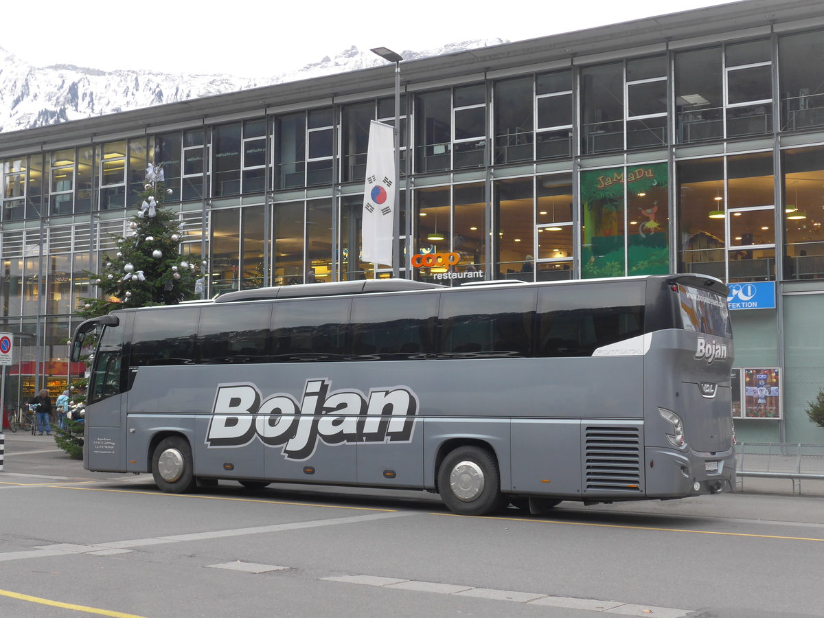 (199'874) - Bojan, Glattbrugg - ZH 915'923 - VDL am 8. Dezember 2018 beim Bahnhof Interlaken Ost