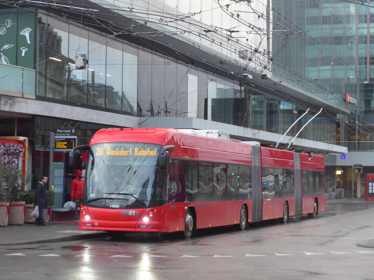 (199'938) - Bernmobil, Bern - Nr. 41 - Hess/Hess Doppelgelenktrolleybus am 10. Dezember 2018 beim Bahnhof Bern