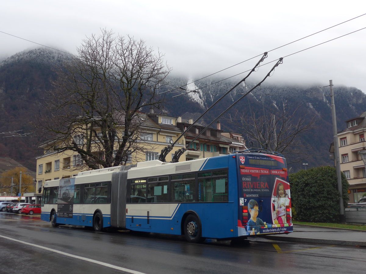 (200'049) - VMCV Clarens - Nr. 7 - Van Hool Gelenktrolleybus am 17. Dezember 2018 beim Bahnhof Villeneuve