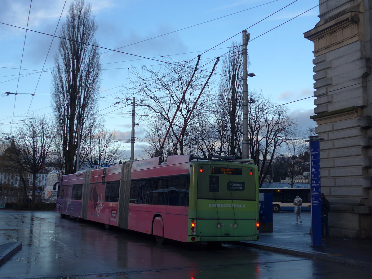 (200'186) - VBL Luzern - Nr. 404 - Hess/Hess Doppelgelenktrolleybus am 24. Dezember 2018 beim Bahnhof Luzern