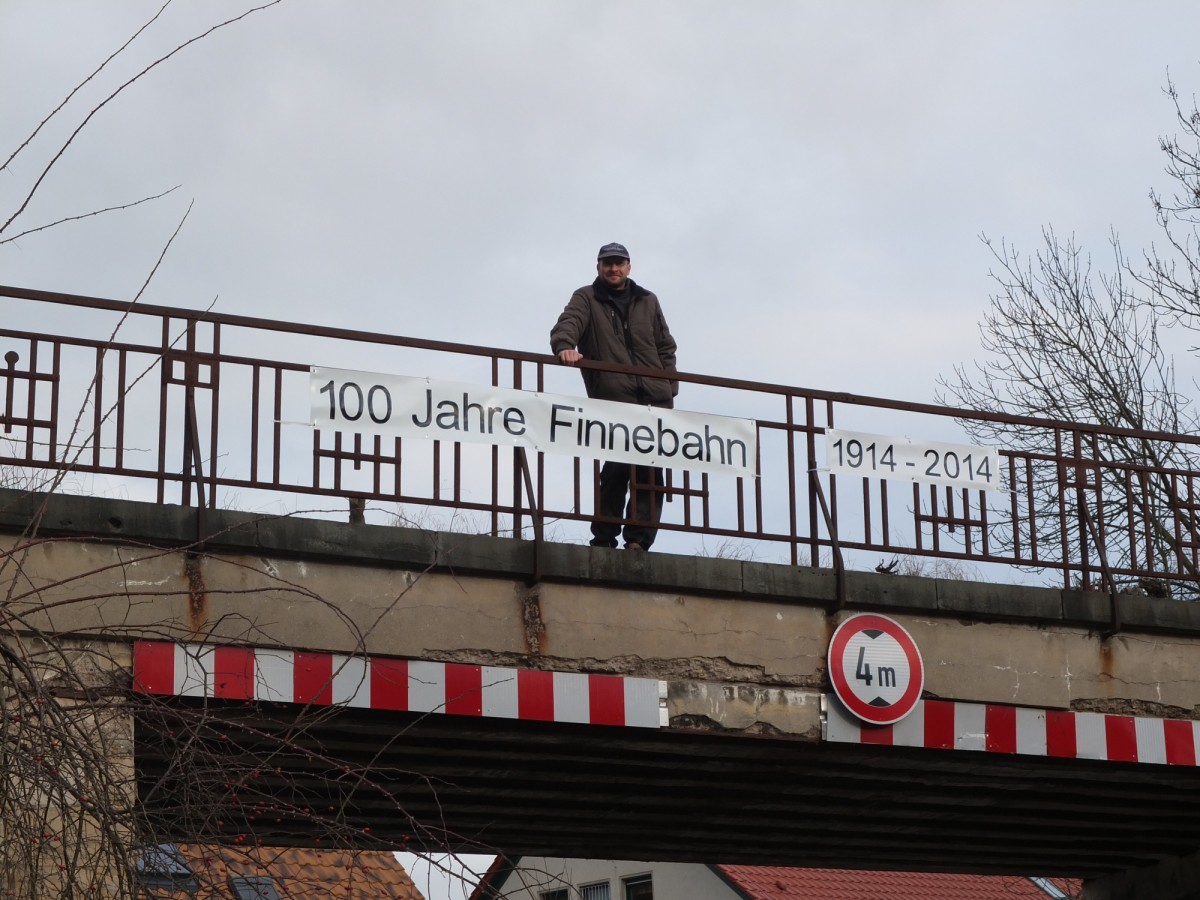 2014 feiert die Finnebahn ihren 100. Geburtstag. Mit einem Transparent wird an der Finnebahnbrücke in Bad Bibra daran erinnert; 06.01.2014 (Foto: Heiko Kern) 