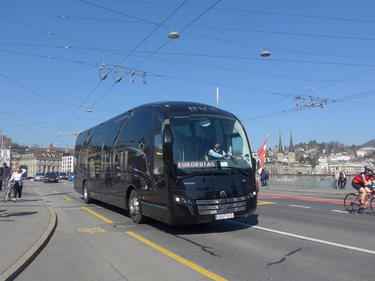 (203'016) - Aus Spanien: Ifach, Calp - 0957 KTG - Volvo/Sunsundegui am 23. Mrz 2019 in Luzern, Bahnhofbrcke