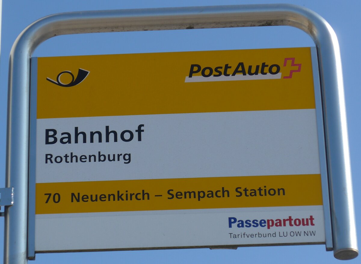 (203'346) - PostAuto-Haltestellenschild - Rothenburg, Bahnhof - am 30. Mrz 2019