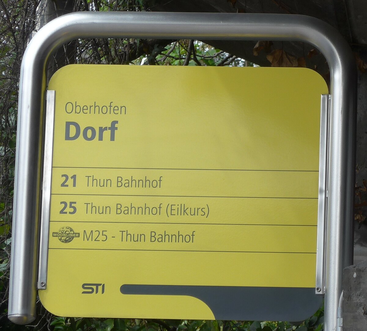 (203'847) - STI-Haltestellenschild - Oberhofen, Dorf - am 21. April 2019