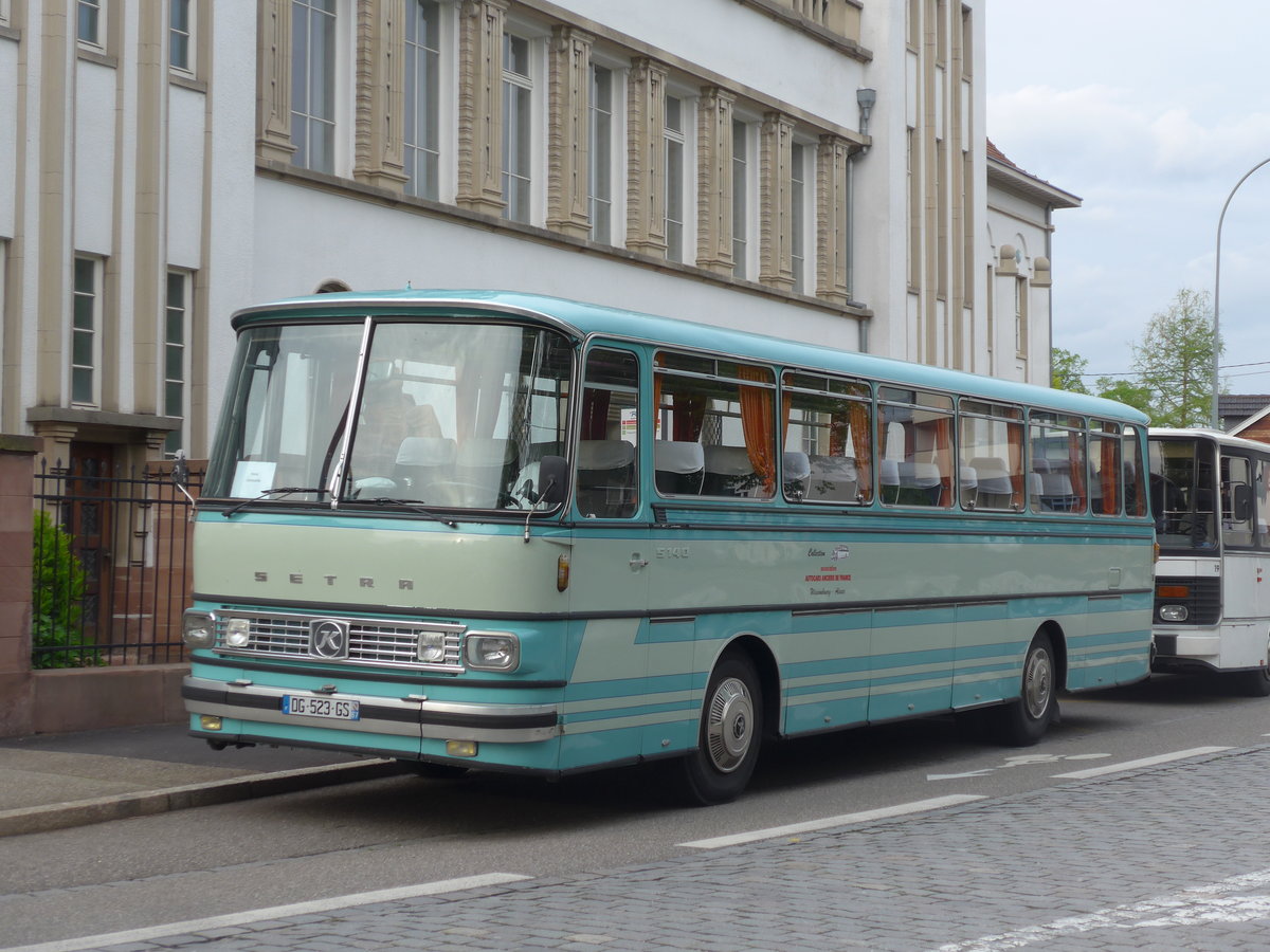 (204'124) - AAF Wissembourg - DG 523 GS - Setra (ex Seydt, Saint Flour; ex Faure, Valon Pont d'Arc) am 26. April 2019 in Haguenau, Place Schumann