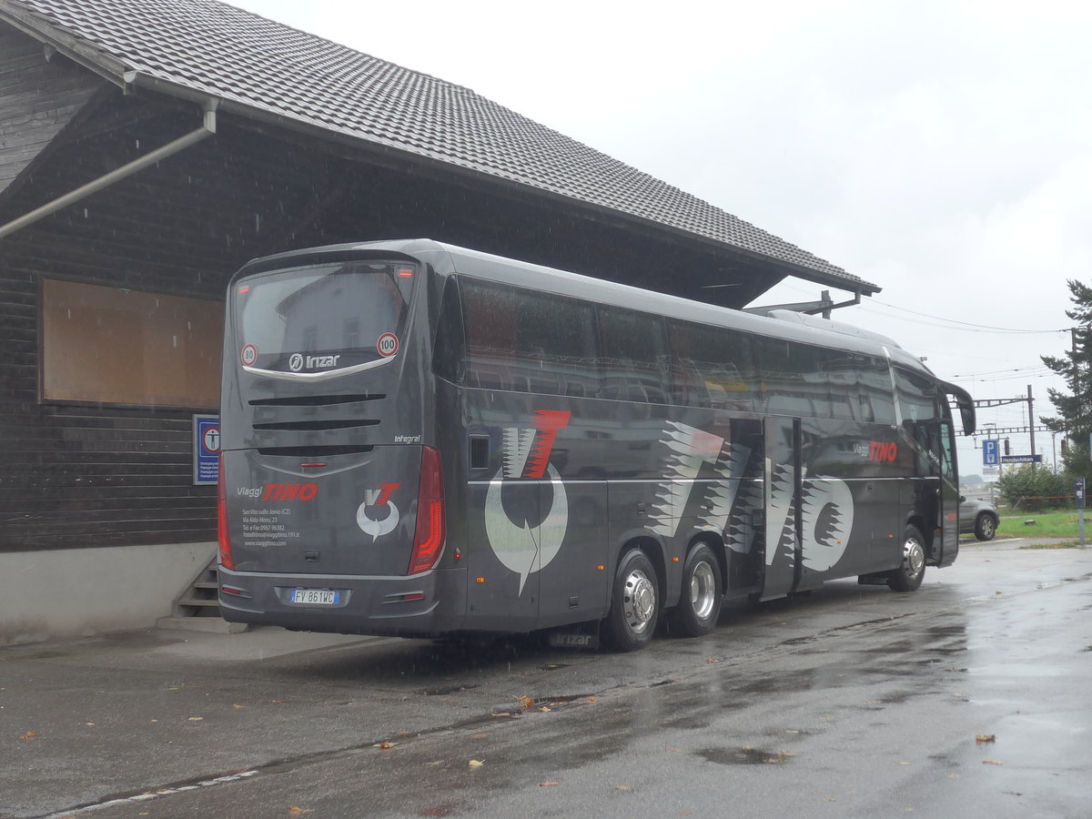 (209'405) - Aus Italien: Tino, San Vito sullo Jonio - FV-861 WC - Irizar am 8. September 2019 beim Bahnhof Hendschiken