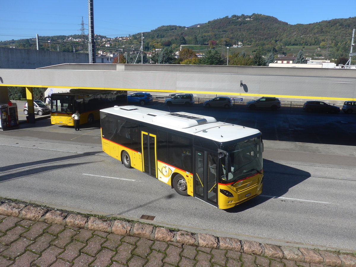 (210'544) - Autopostale, Mendrisio - TI 217'708 - Volvo am 26. Oktober 2019 beim Bahnhof Mendrisio