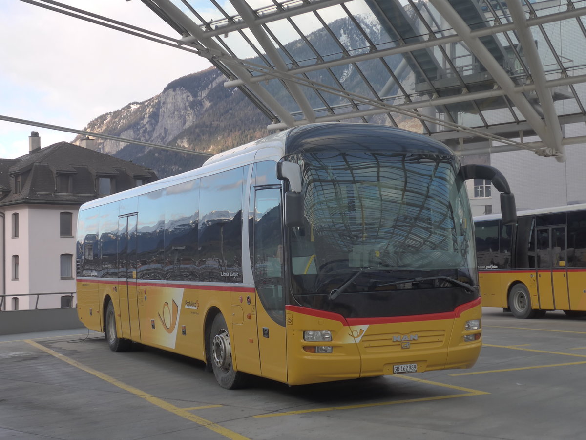 (212'554) - PostAuto Graubnden - GR 162'989 - MAN am 7. Dezember 2019 in Chur, Postautostation