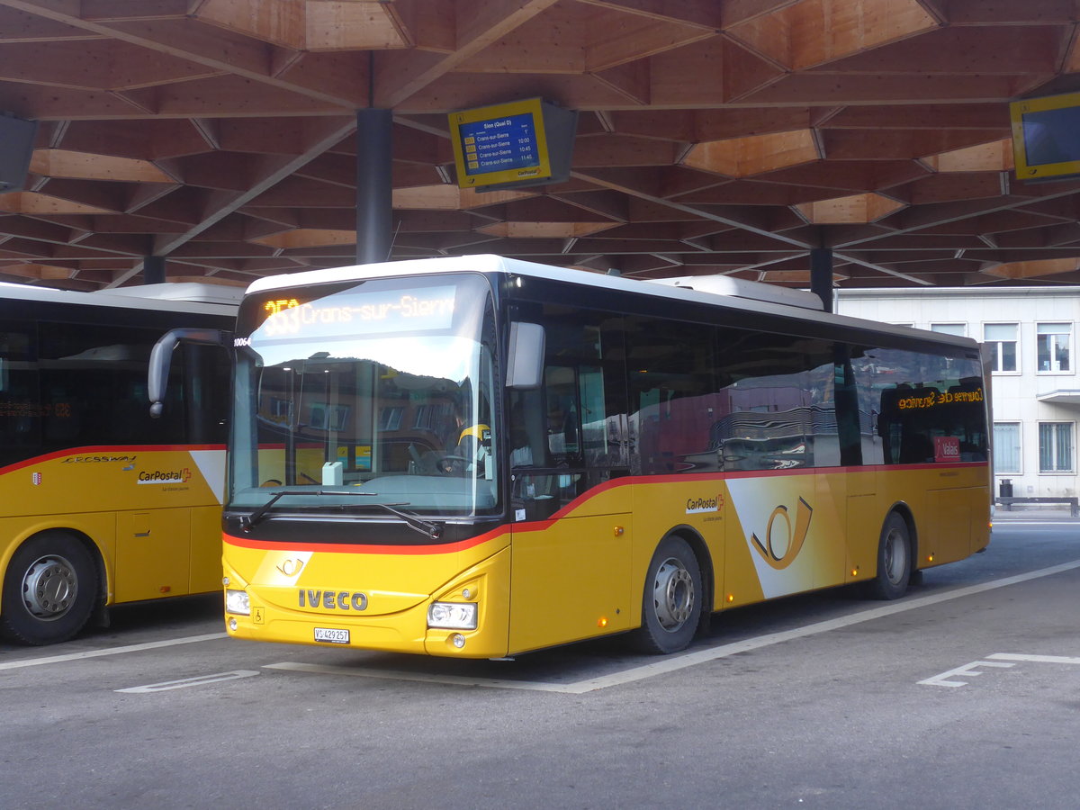 (213'325) - PostAuto Wallis - Nr. 1/VS 429'257 - Iveco am 4. Januar 2020 beim Bahnhof Sion