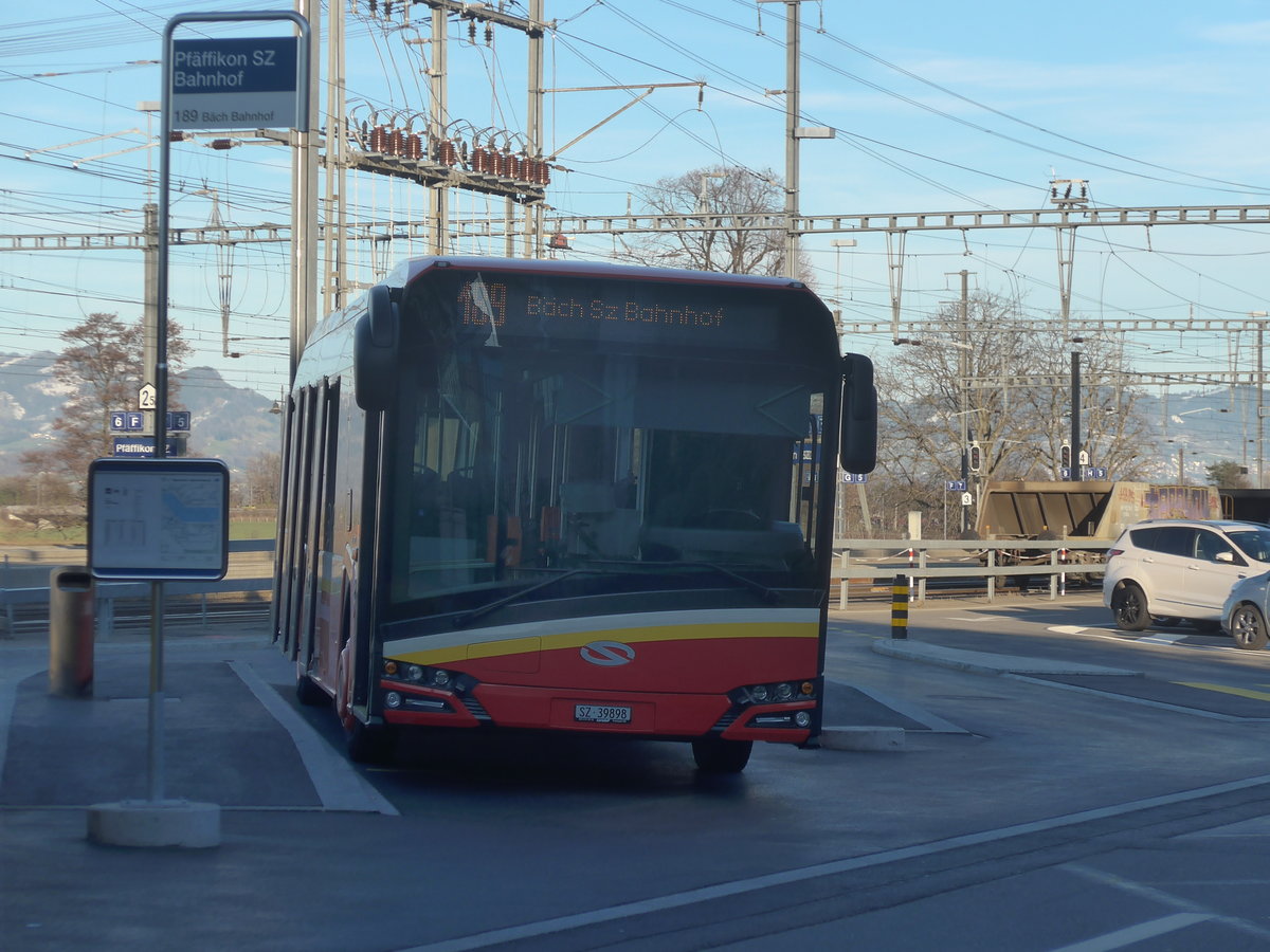 (214'220) - Landolt, Pfffikon - SZ 39'898 - Solaris am 15. Februar 2020 beim Bahnhof Pfffikon