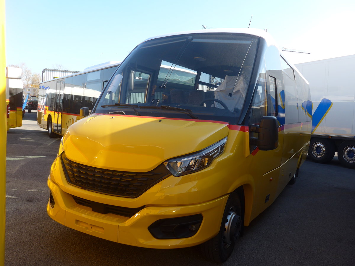 (215'870) - CarPostal Ouest - PID 11'379 - Iveco/Rosero am 4. April 2020 in Kerzers, Interbus