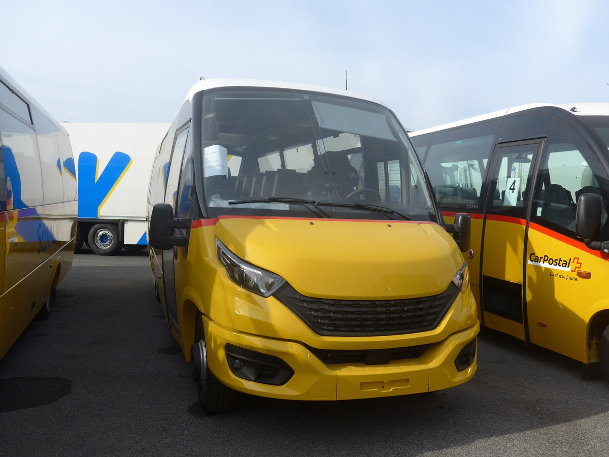 (216'243) - CarPostal Ouest - PID 11'381 - Iveco/Rosero am 19. April 2020 in Kerzers, Interbus