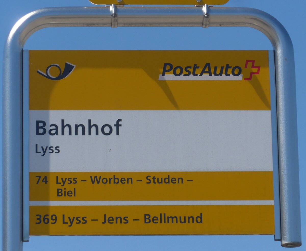 (217'176) - PostAuto-Haltestellenschild - Lyss, Bahnhof - am 21. Mai 2020