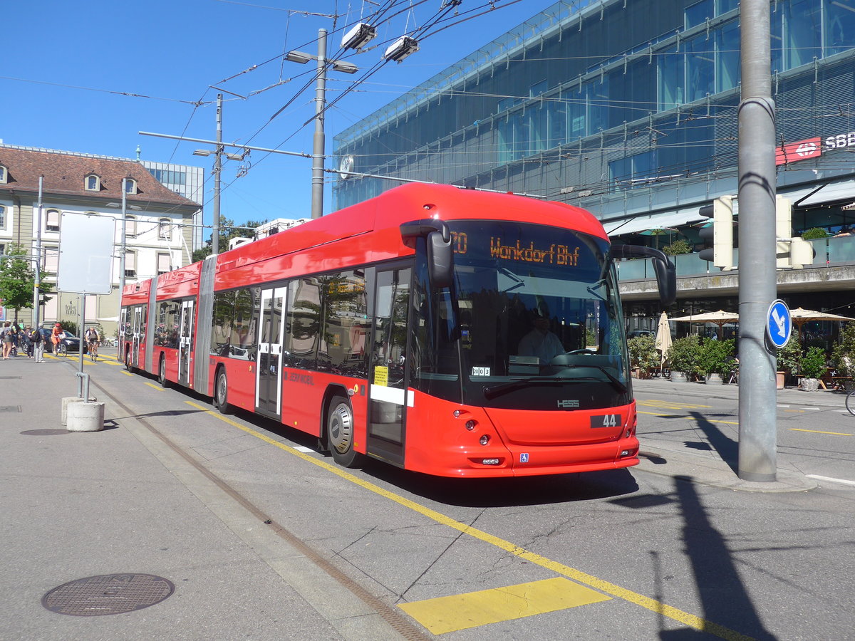 (219'182) - Bernmobil, Bern - Nr. 44 - Hess/Hess Doppelgelenktrolleybus am 27. Juli 2020 beim Bahnhof Bern