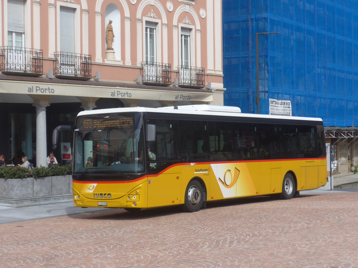 (221'474) - AutoPostale Ticino - TI 195'998 - Iveco am 26. September 2020 beim Bahnhof Bellinzona