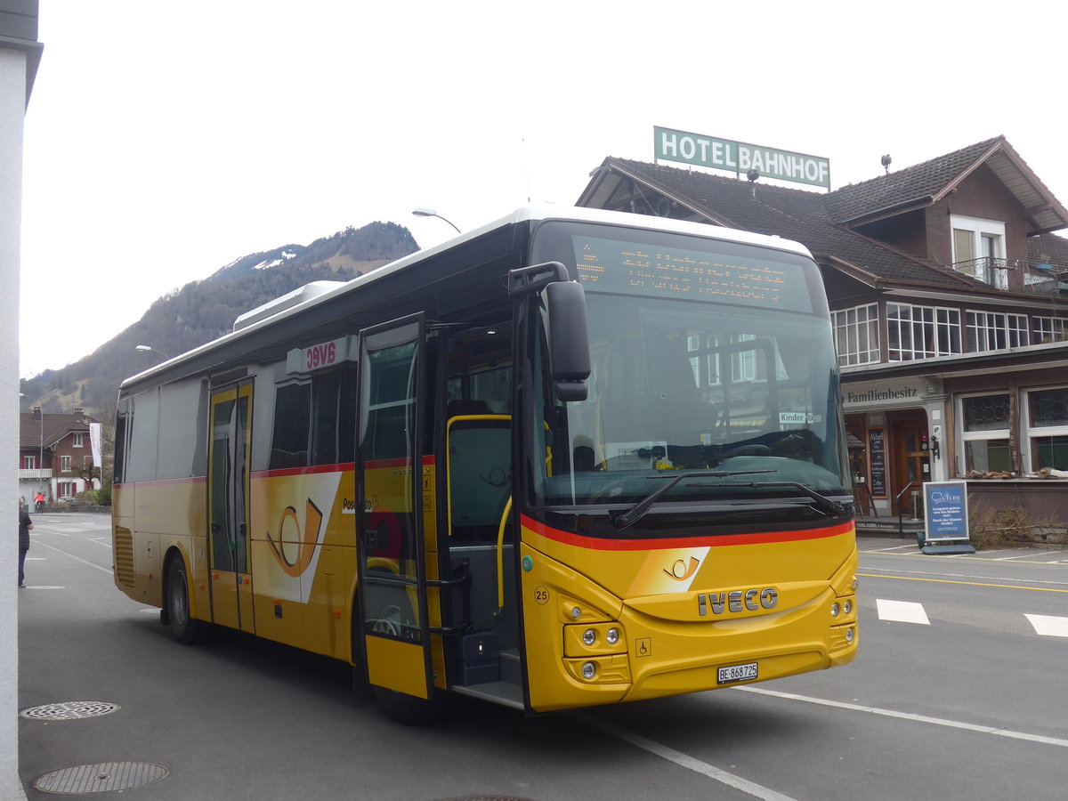 (224'086) - Flck, Brienz - Nr. 25/BE 868'725 - Iveco am 13. Mrz 2021 beim Bahnhof Giswil