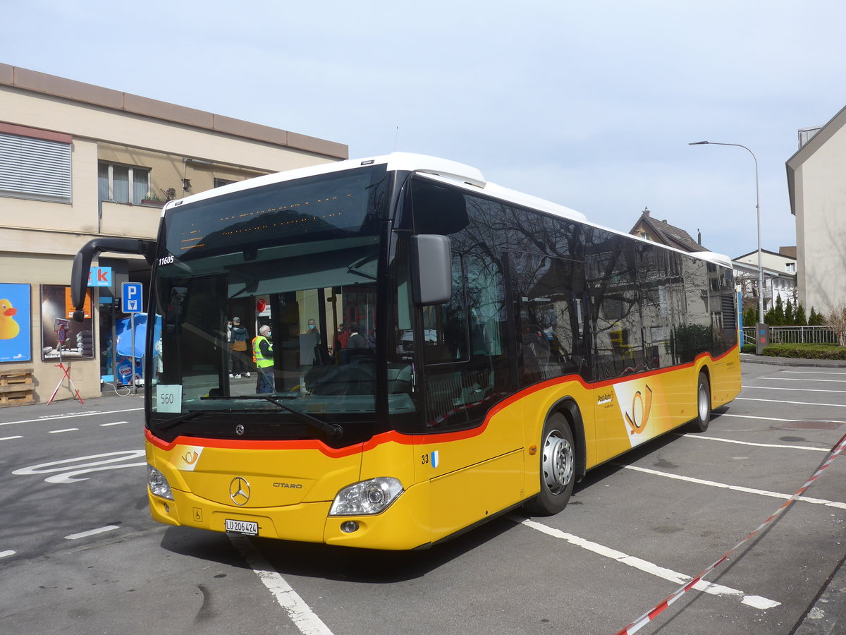 (224'823) - Hfliger, Sursee - Nr. 33/LU 206'424 - Mercedes am 5. April 2021 beim Bahnhof Hergiswil