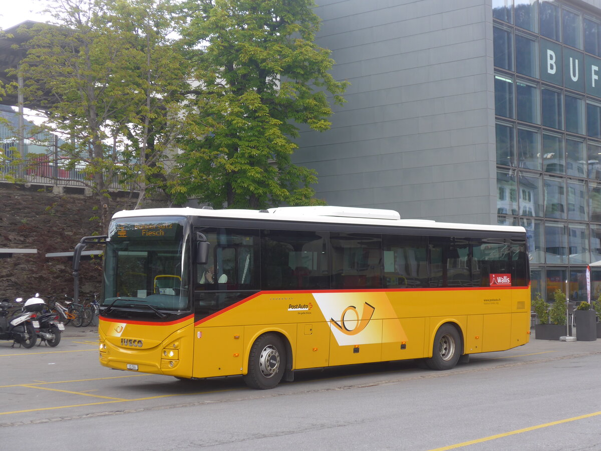 (225'174) - Autotour, Visp - VS 504 - Iveco am 19. April 2021 beim Bahnhof Brig