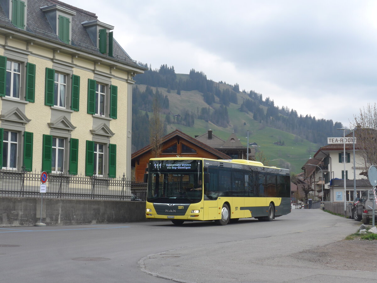 (225'290) - STI Thun - Nr. 400/BE 849'400 - MAN am 27. April 2021 beim Bahnhof Zweisimmen