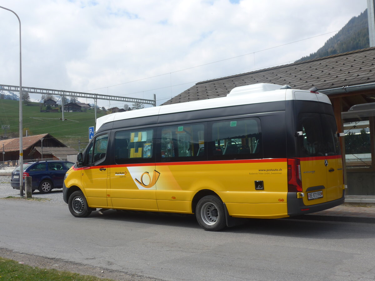 (225'311) - Tritten, Zweisimmen - BE 871'998 - Mercedes am 27. April 2021 beim Bahnhof Zweisimmen