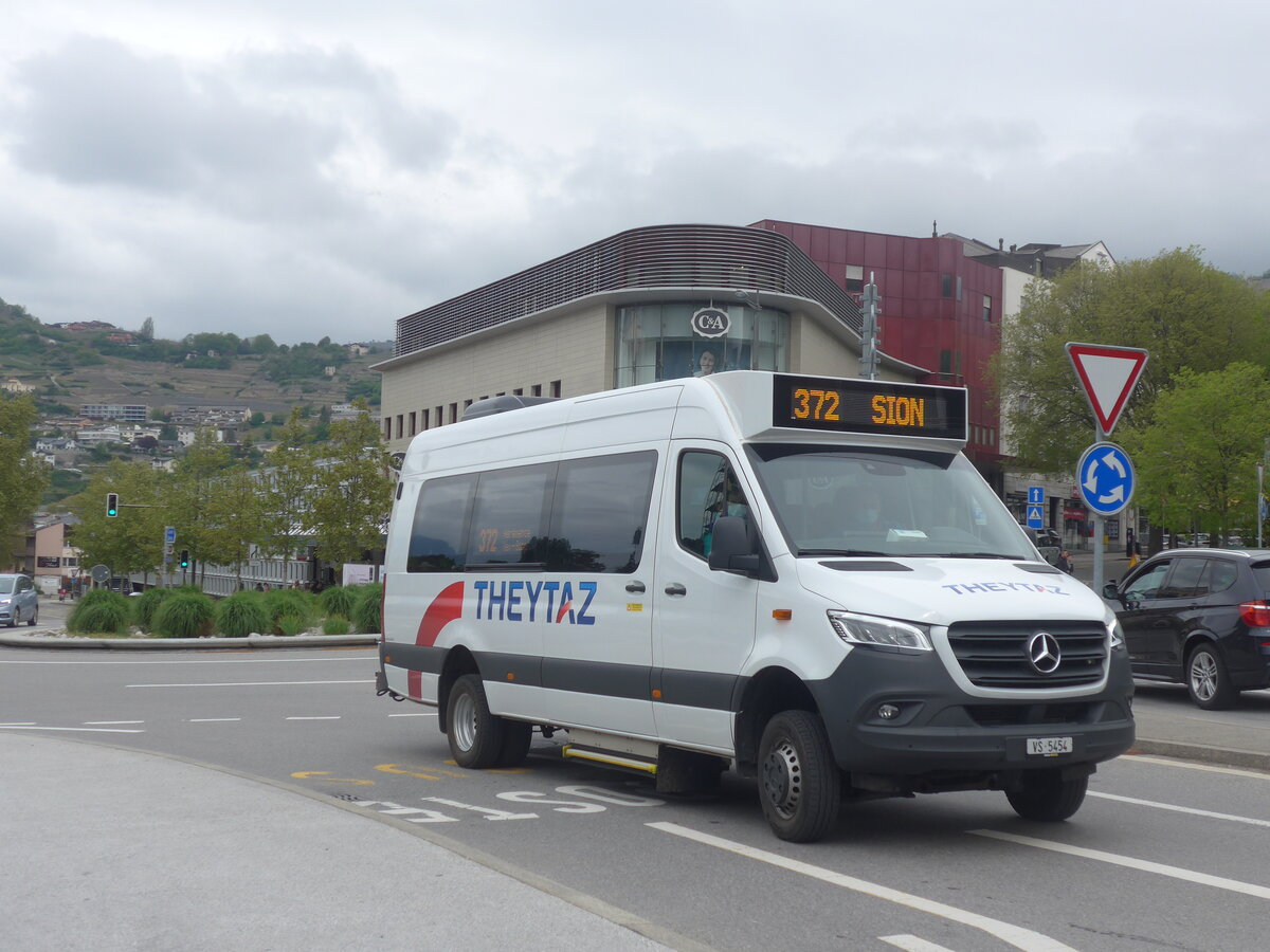 (225'437) - Theytaz, Sion - VS 5454 - Mercedes am 1. Mai 2021 beim Bahnhof Sion