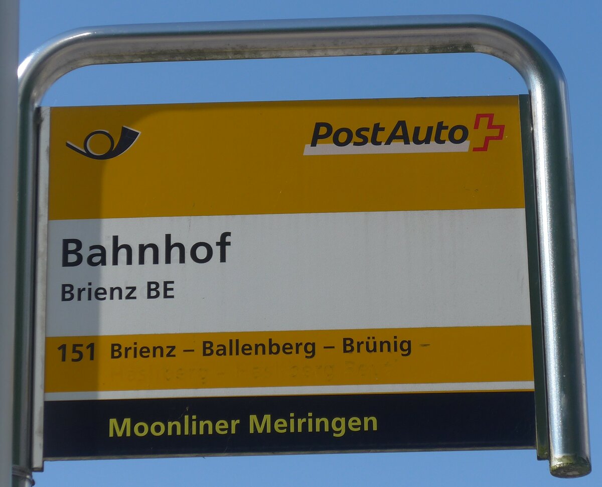 (225'826) - PostAuto-Haltestellenschild - Brienz BE, Bahnhof - am 11. Juni 2021