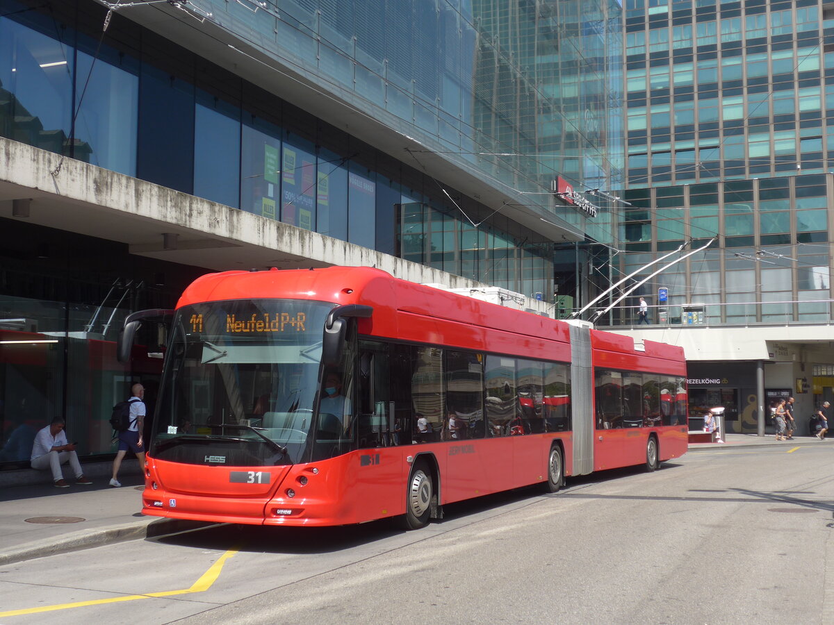 (226'672) - Bernmobil, Bern - Nr. 31 - Hess/Hess Gelenktrolleybus am 22. Juli 2021 beim Bahnhof Bern