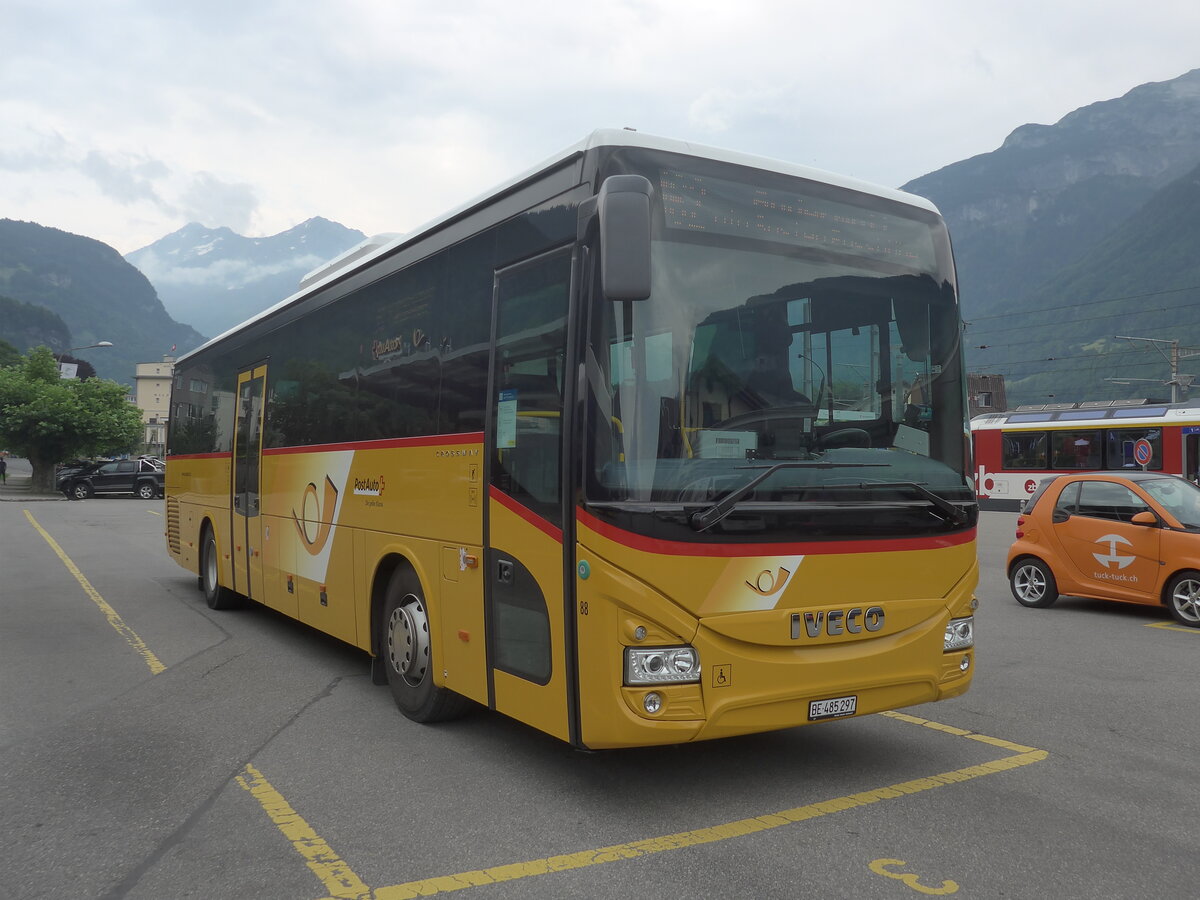 (226'719) - PostAuto Bern - Nr. 88/BE 485'297 - Iveco am 24. Juli 2021 in Meiringen, Postautostation