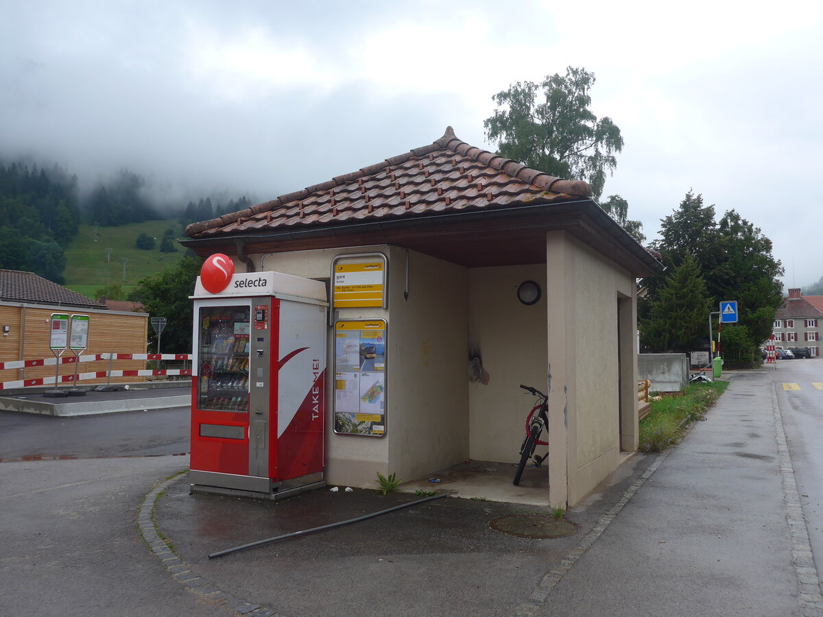 (226'854) - PostAuto-Haltestelle am 1. August 2021 beim Bahnhof Buttes