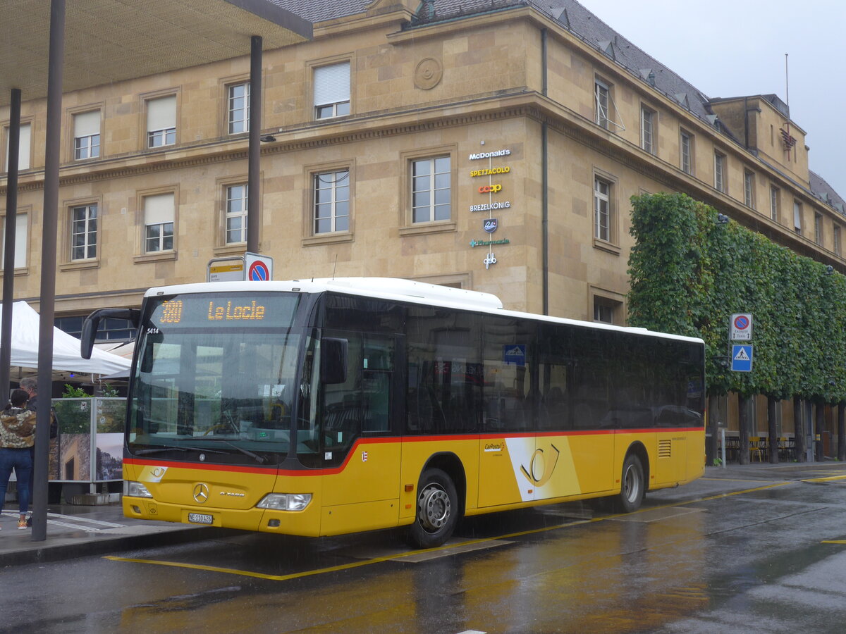 (226'940) - CarPostal Ouest - NE 110'426 - Mercedes (ex JU 28'172; ex Nr. 57; ex Stucki, Porrentruy Nr. 29) am 1. August 2021 beim Bahnhof Neuchtel