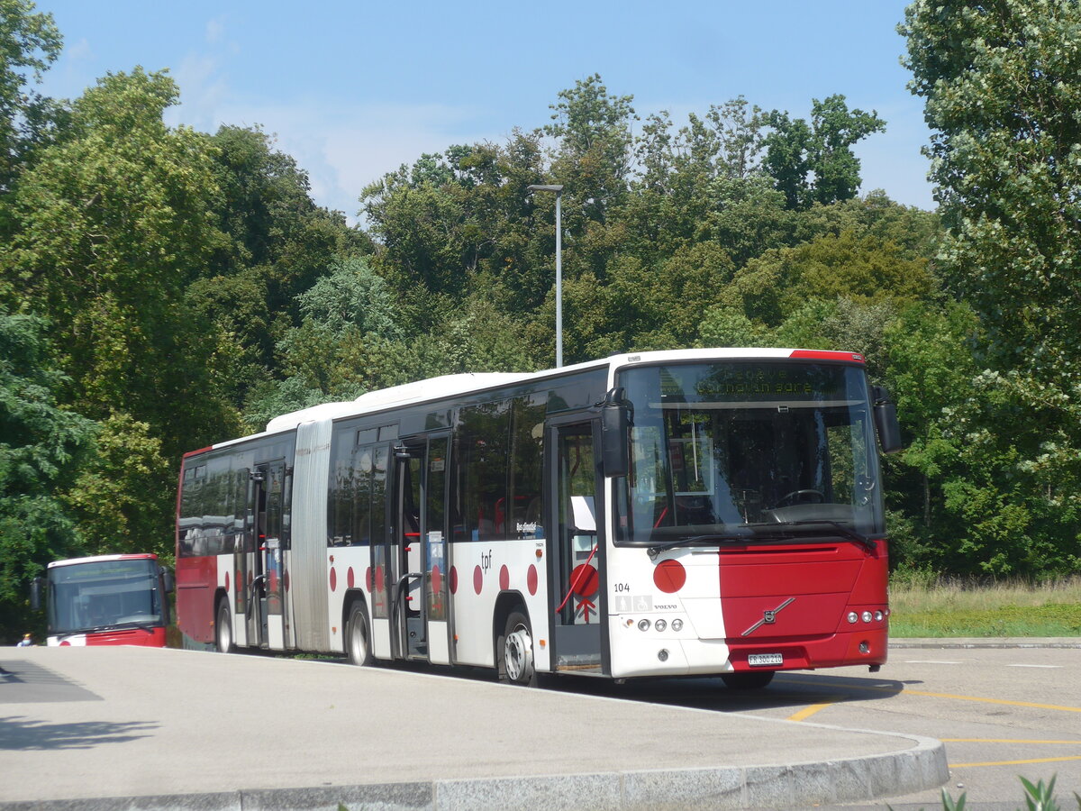 (227'341) - TPF Fribourg - Nr. 104/FR 300'210 - Volvo am 15. August 2021 beim Bahnhof Coppet