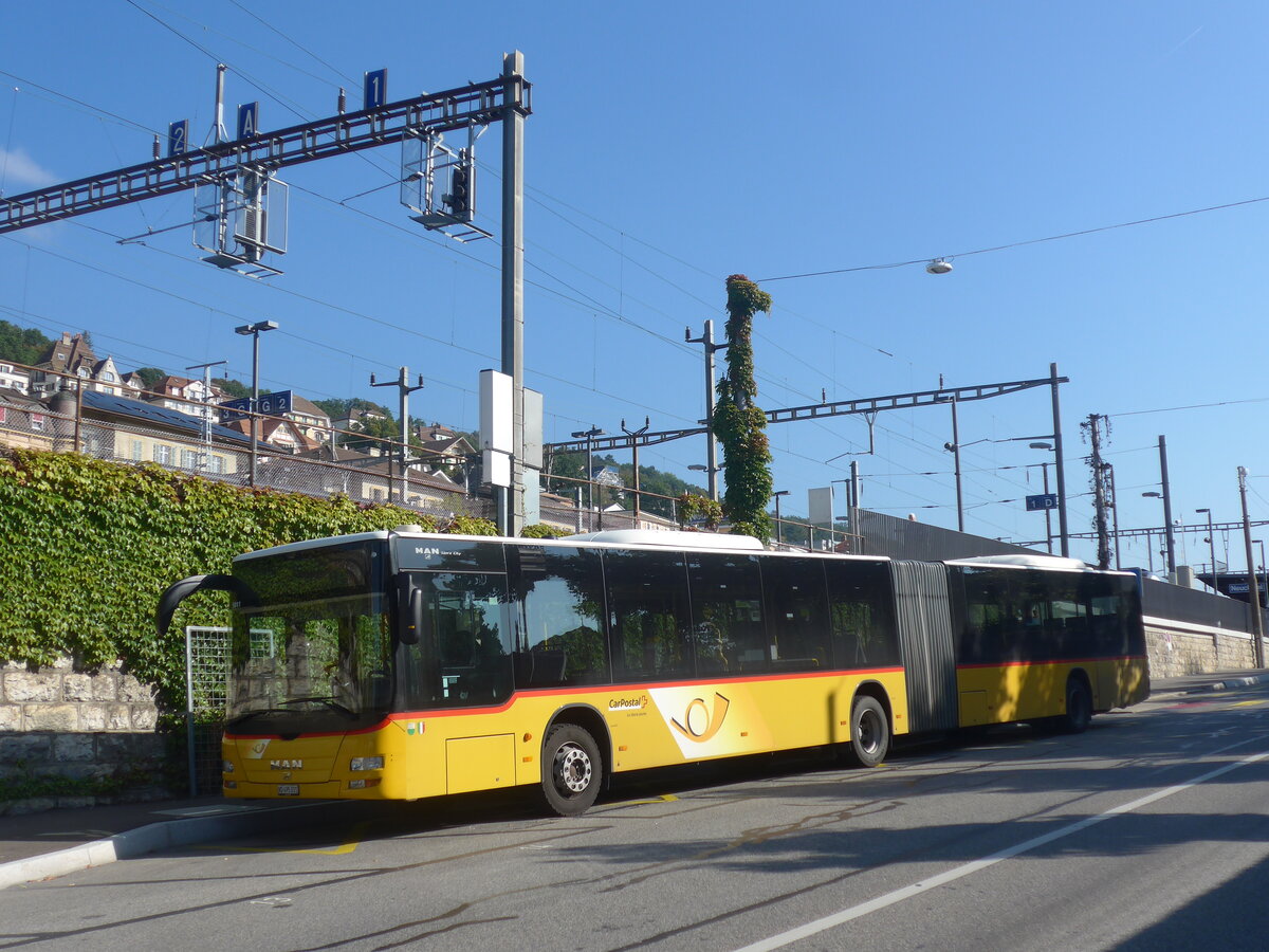 (228'074) - CarPostal Ouest - VD 495'031 - MAN am 18. September 2021 beim Bahnhof Neuchtel