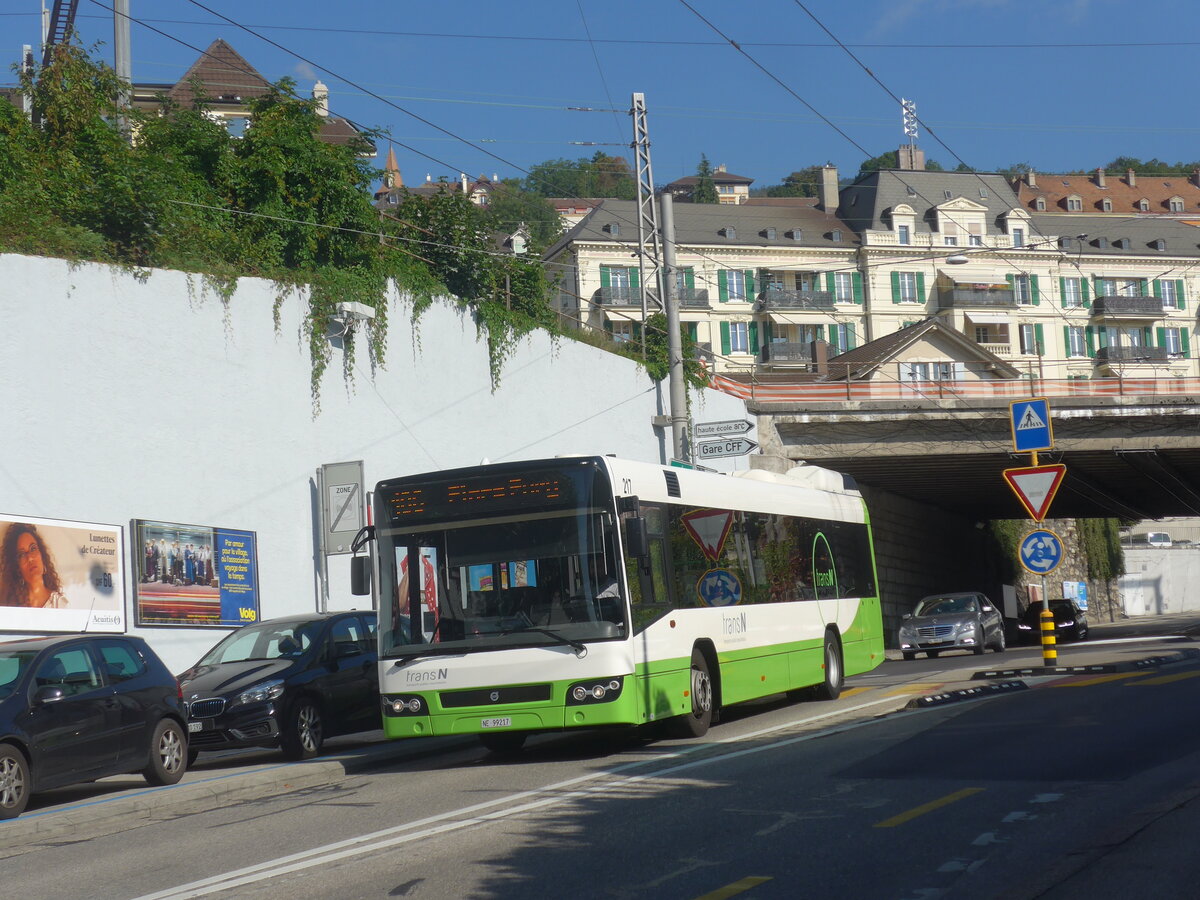 (228'079) - transN, La Chaux-de-Fonds - Nr. 217/NE 99'217 - Volvo (ex TN Neuchtel Nr. 217) am 18. September 2021 in Neuchtel, Avenue de la Gare