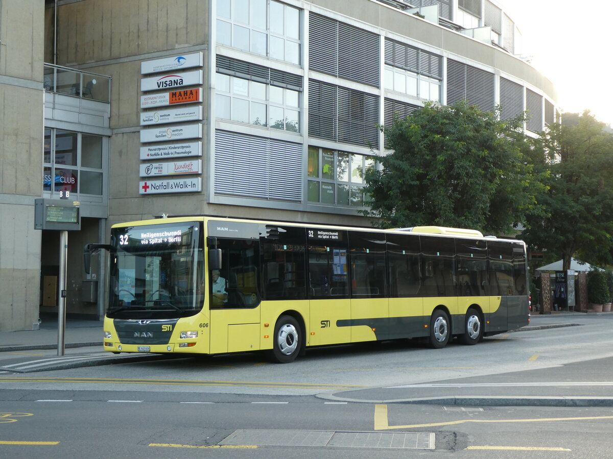 (228'240) - STI Thun - Nr. 606/BE 645'606 - MAN am 25. September 2021 beim Bahnhof Thun