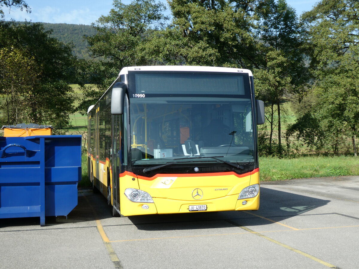 (228'292) - CarPostal Ouest - JU 43'870 - Mercedes am 25. September 2021 in Develier, Parkplatz