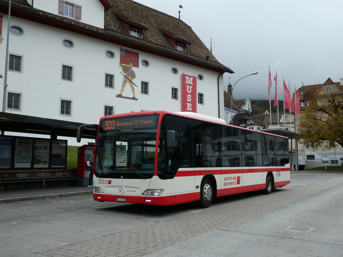 (229'618) - AAGS Schwyz - Nr. 28/SZ 22'328 - Mercedes am 22. Oktober 2021 in Schwyz, Zentrum