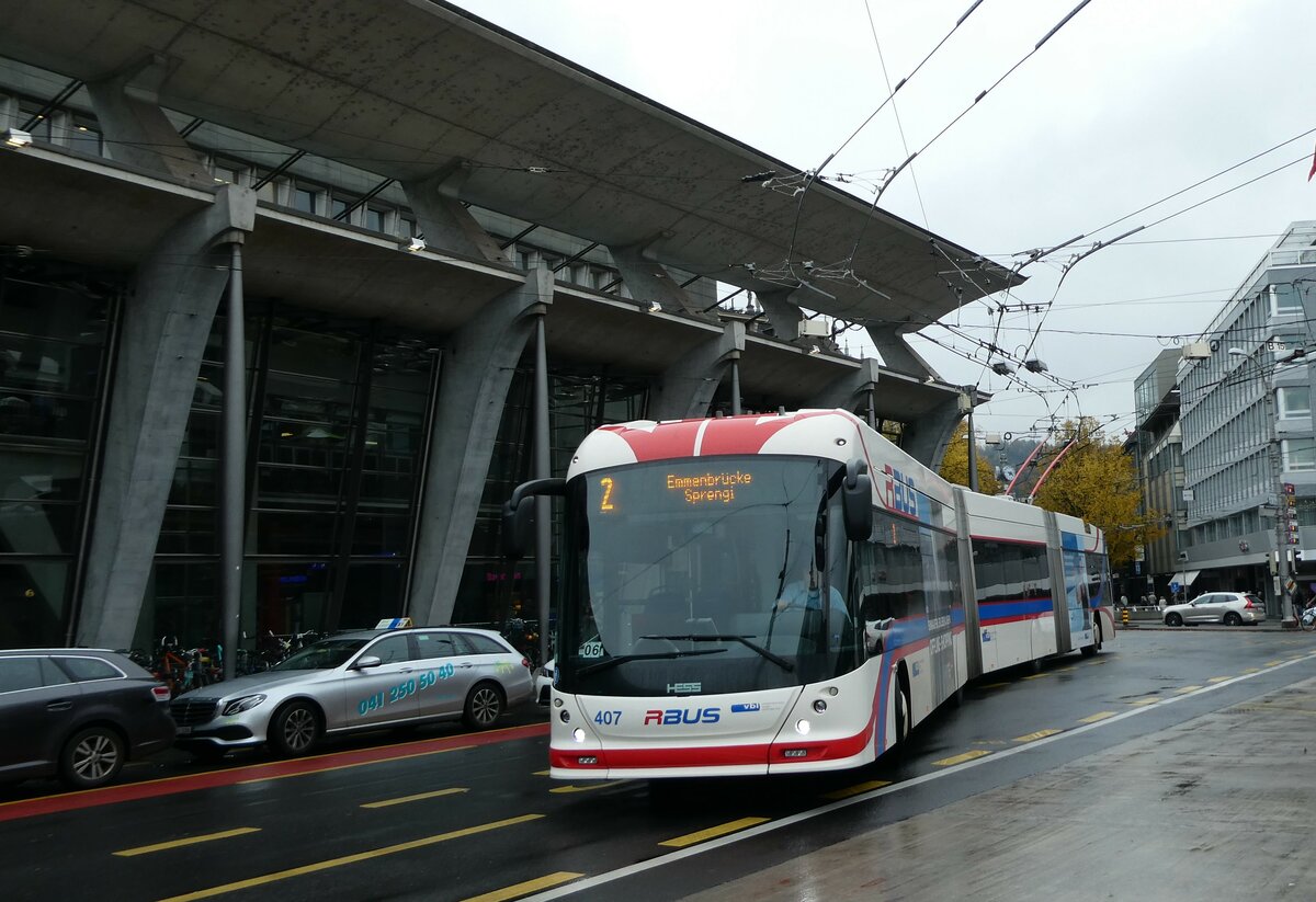 (229'694) - VBL Luzern - Nr. 407 - Hess/Hess Doppelgelenktrolleybus am 22. Oktober 2021 beim Bahnhof Luzern