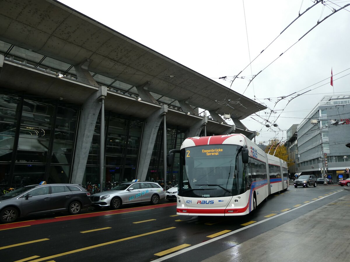 (229'703) - VBL Luzern - Nr. 421 - Hess/Hess Doppelgelenktrolleybus am 22. Oktober 2021 beim Bahnhof Luzern