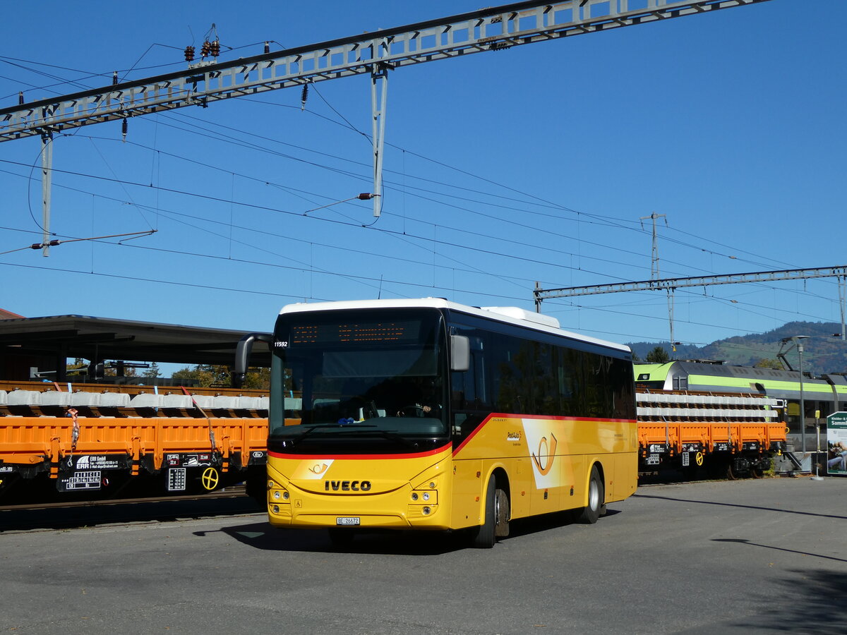 (229'848) - Spring, Schwenden - BE 26'672 - Iveco am 24. Oktober 2021 beim Bahnhof Wimmis