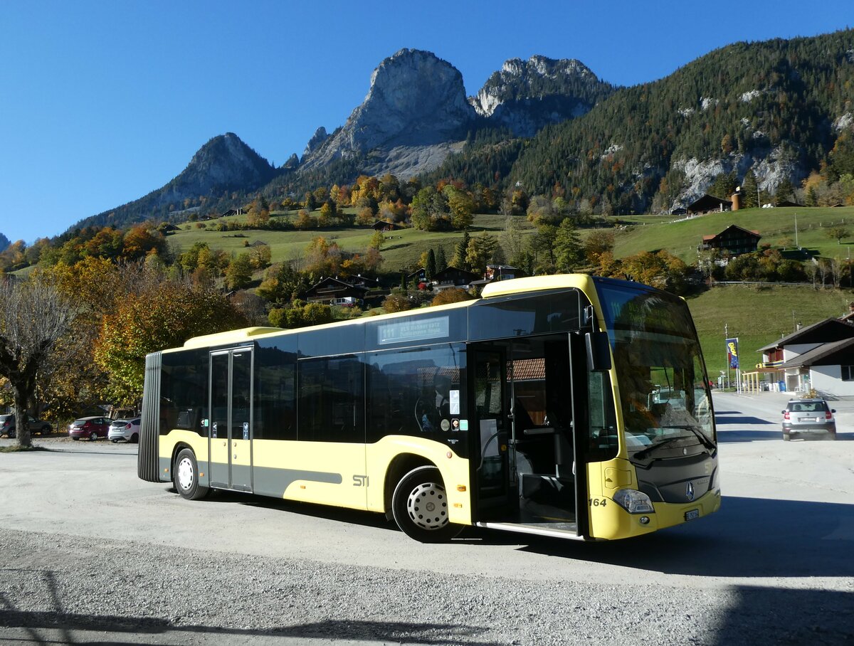 (229'860) - STI Thun - Nr. 164/BE 752'164 - Mercedes am 24. Oktober 2021 beim Bahnhof Boltigen (Teilaufnahme)