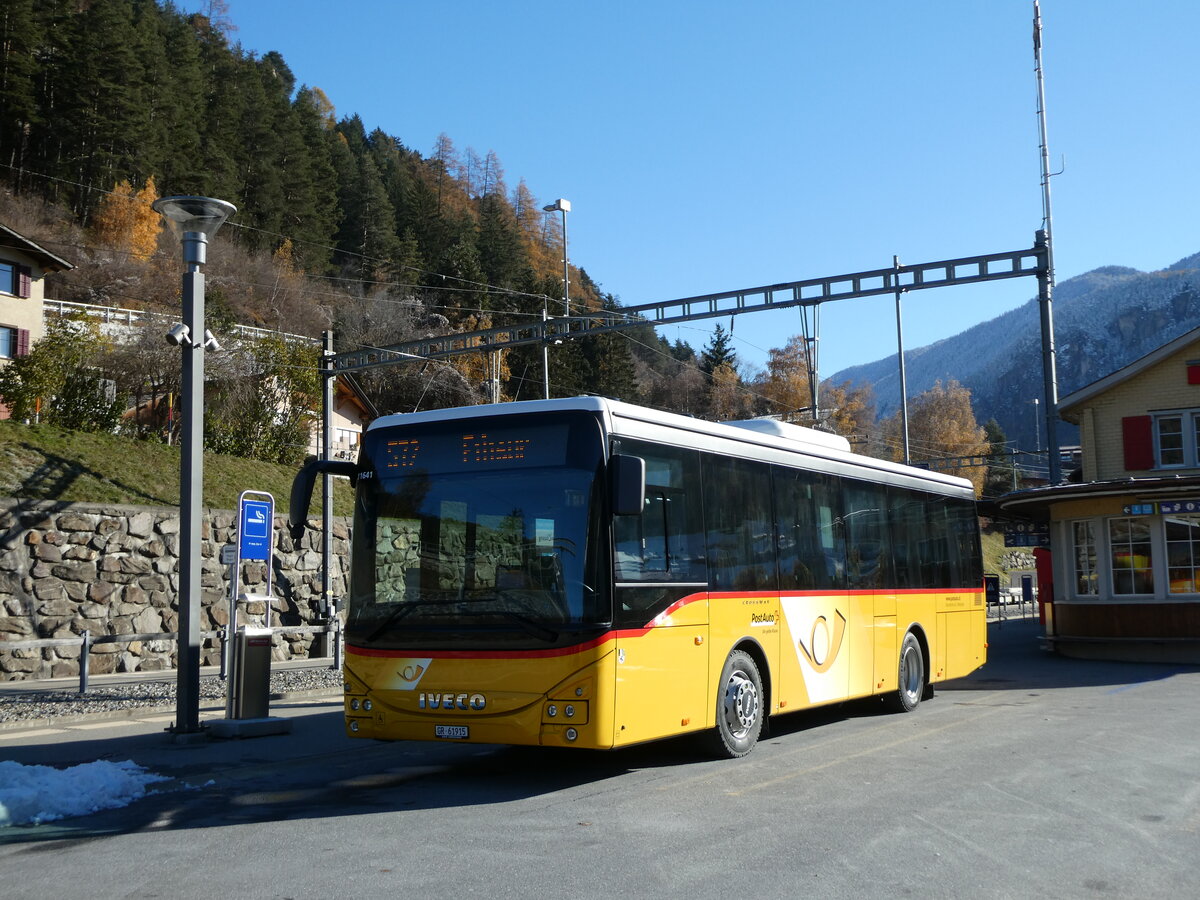 (230'002) - Bossi&Hemmi, Tiefencastel - GR 61'915 - Iveco am 6. November 2021 beim Bahnhof Tiefencastel