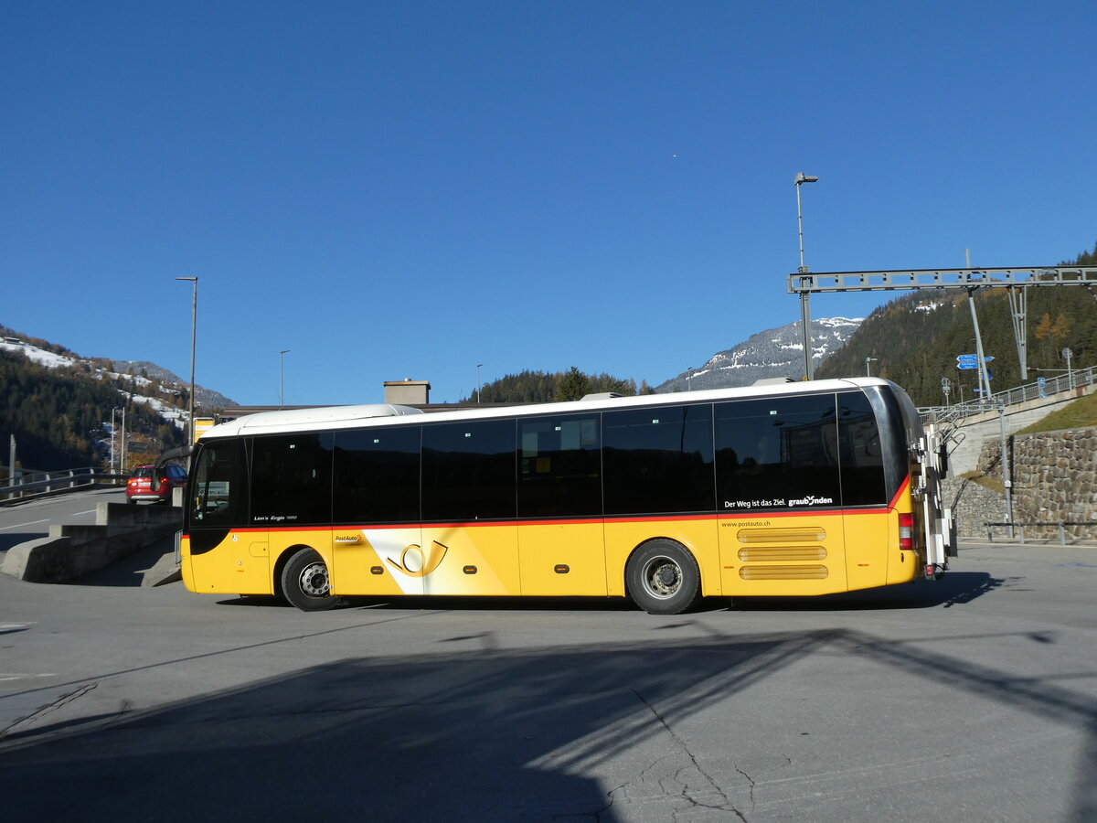 (230'009) - PostAuto Graubnden - GR 173'206 - MAN am 6. November 2021 beim Bahnhof Tiefencastel