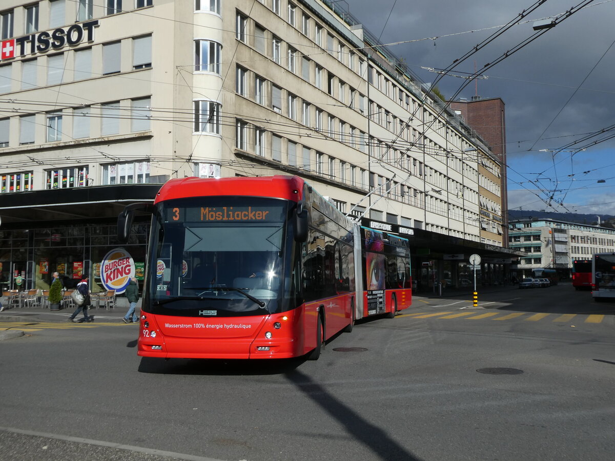 (230'094) - VB Biel - Nr. 92 - Hess/Hess Gelenktrolleybus am 8. November 2021 beim Bahnhof Biel