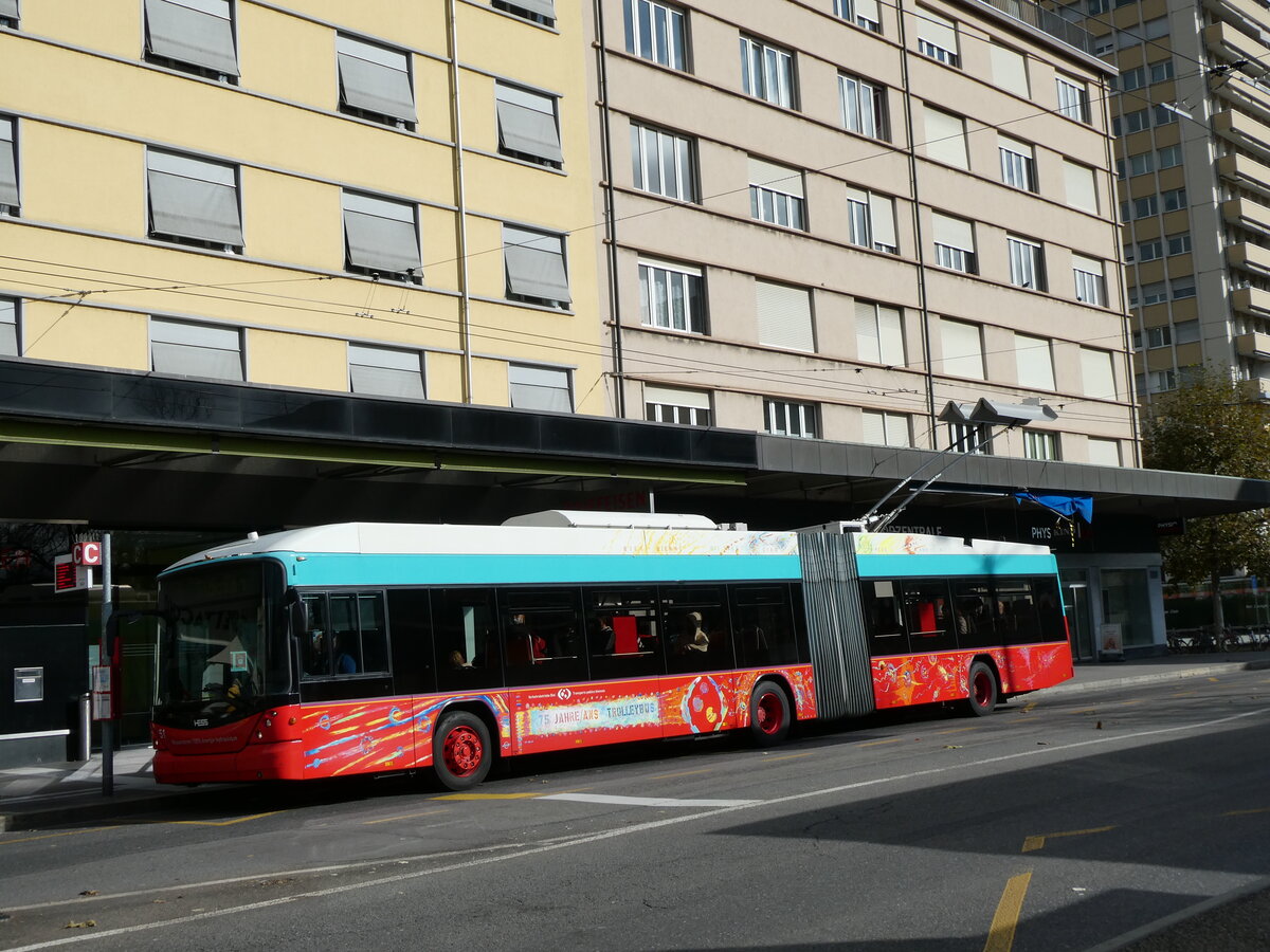 (230'104) - VB Biel - Nr. 51 - Hess/Hess Gelenktrolleybus am 8. November 2021 beim Bahnhof Biel