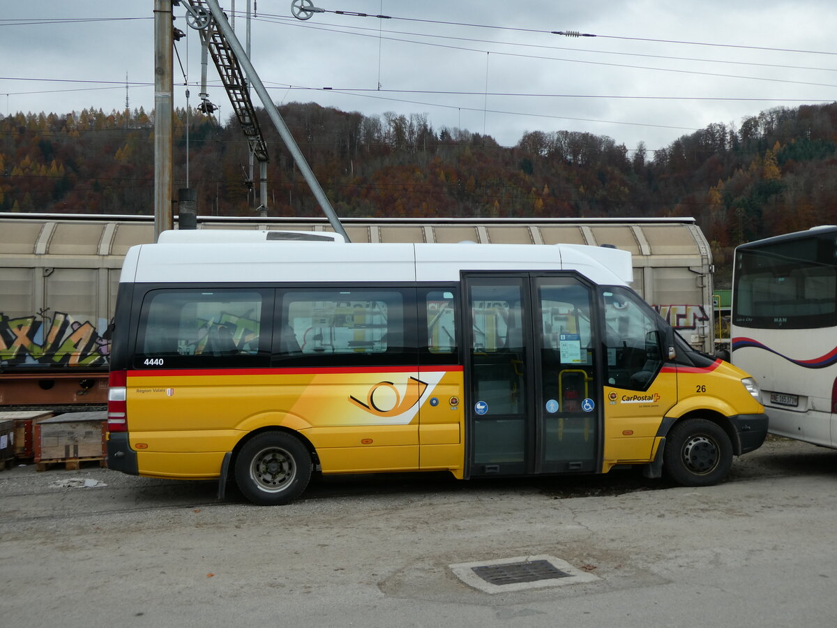 (230'699) - CarPostal Ouest - Nr. 26/VD 359'910 - Mercedes (ex Epiney, Ayer; ex PostAuto Wallis Nr. 26) am 13. November 2021 beim Bahnhof Moudon