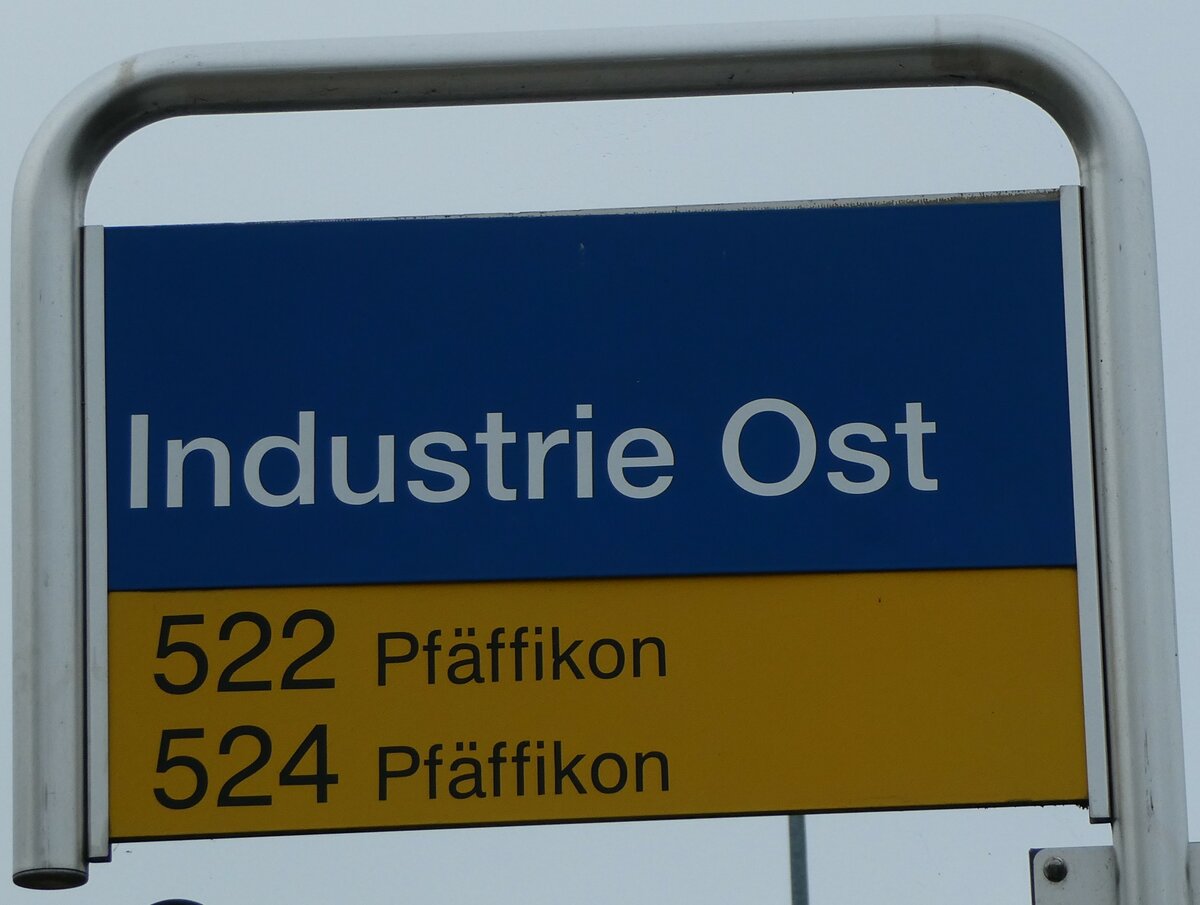 (230'861) - ZVV/PostAuto-Haltestellenschild - Pfffikon, Industrie Ost - am 21. November 2021