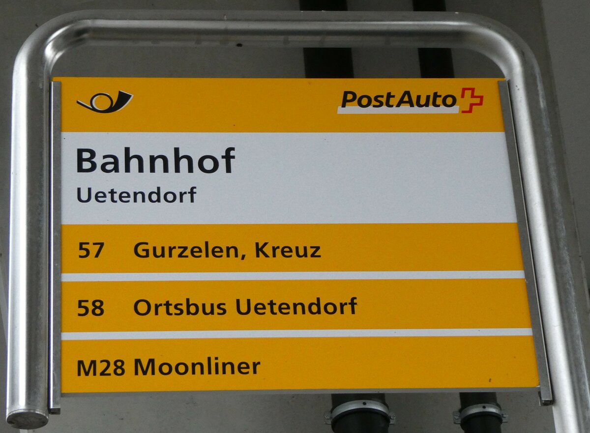 (230'895) - PostAuto-Haltestellenschild - Uetendorf, Bahnhof - am 22. November 2021